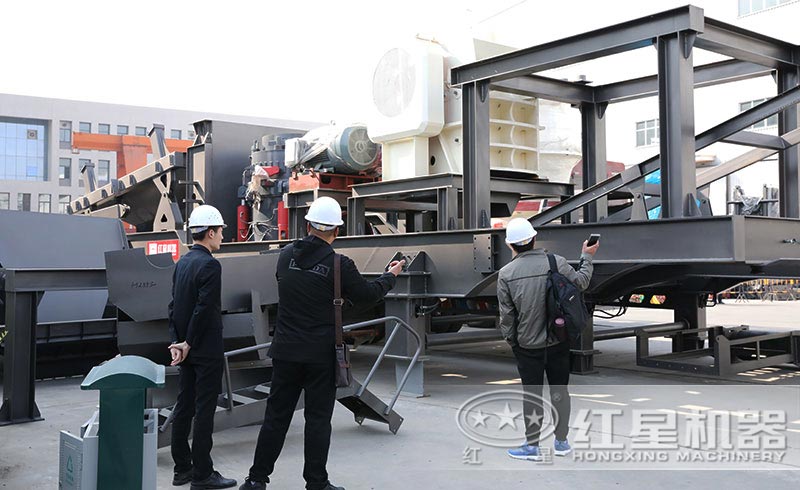來(lái)廠參觀車(chē)載流動(dòng)嗑石機(jī)的用戶