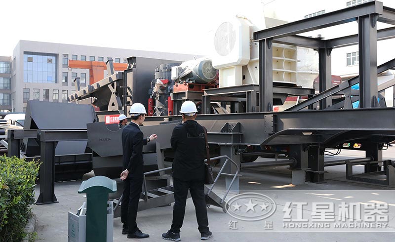參觀、考察移動(dòng)碎石機(jī)的客戶