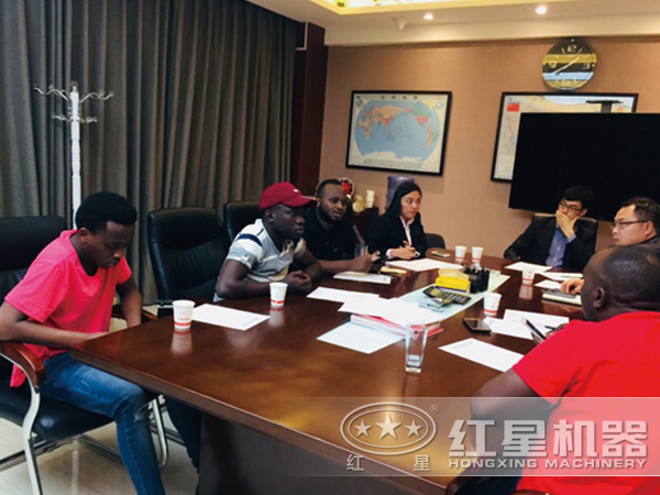 紅星為客戶講解、配置設(shè)備